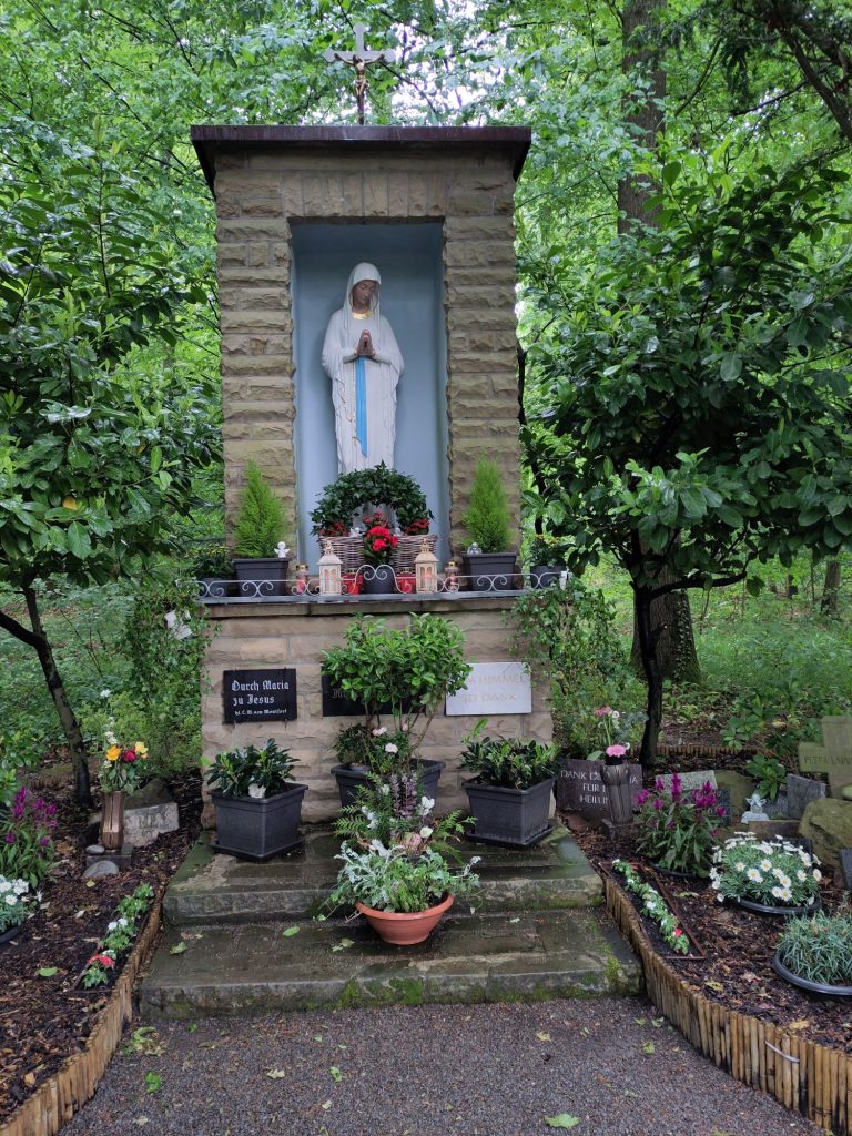 Eine Statue der Jungfrau Maria